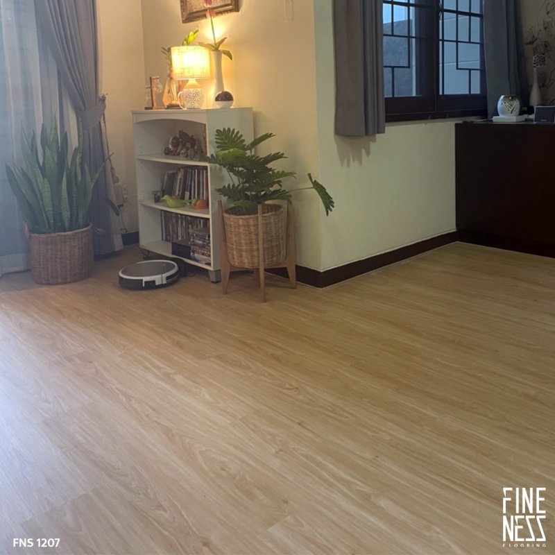 FINENESS FLOORING FNS 1207 พื้น SPC คลิ๊กล็อค ลายไม้เมเปิ้ล สีเหลืองอ่อน หนา 5.5 มม.