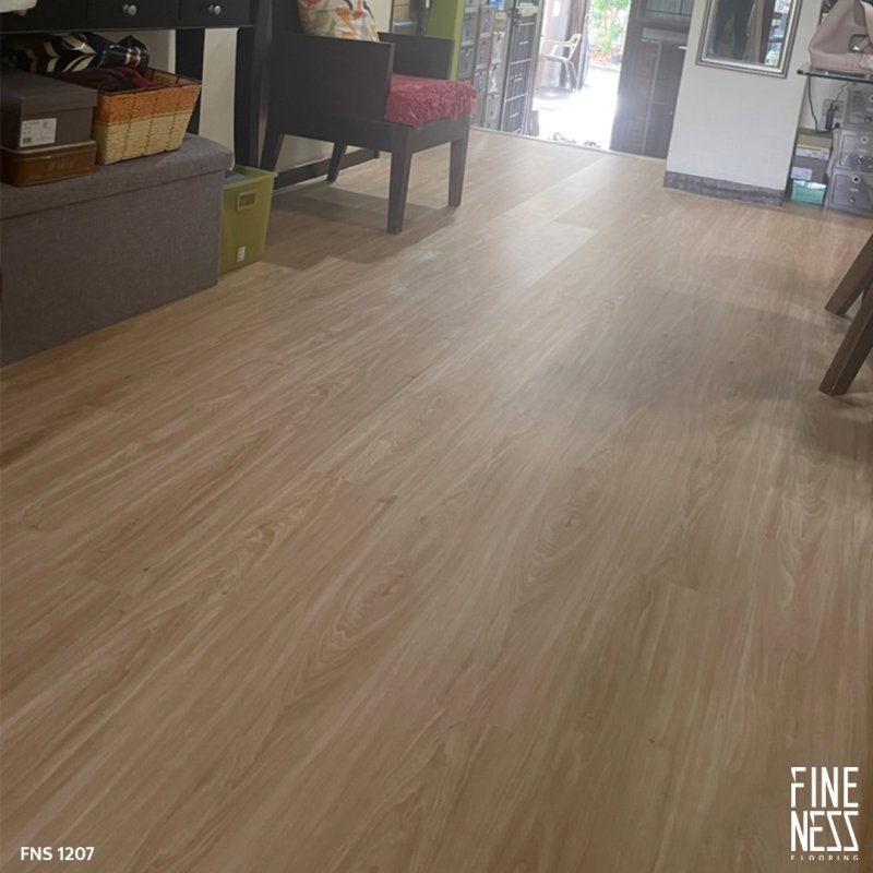 FINENESS FLOORING FNS 1207 พื้น SPC คลิ๊กล็อค ลายไม้เมเปิ้ล สีเหลืองอ่อน หนา 5.5 มม.