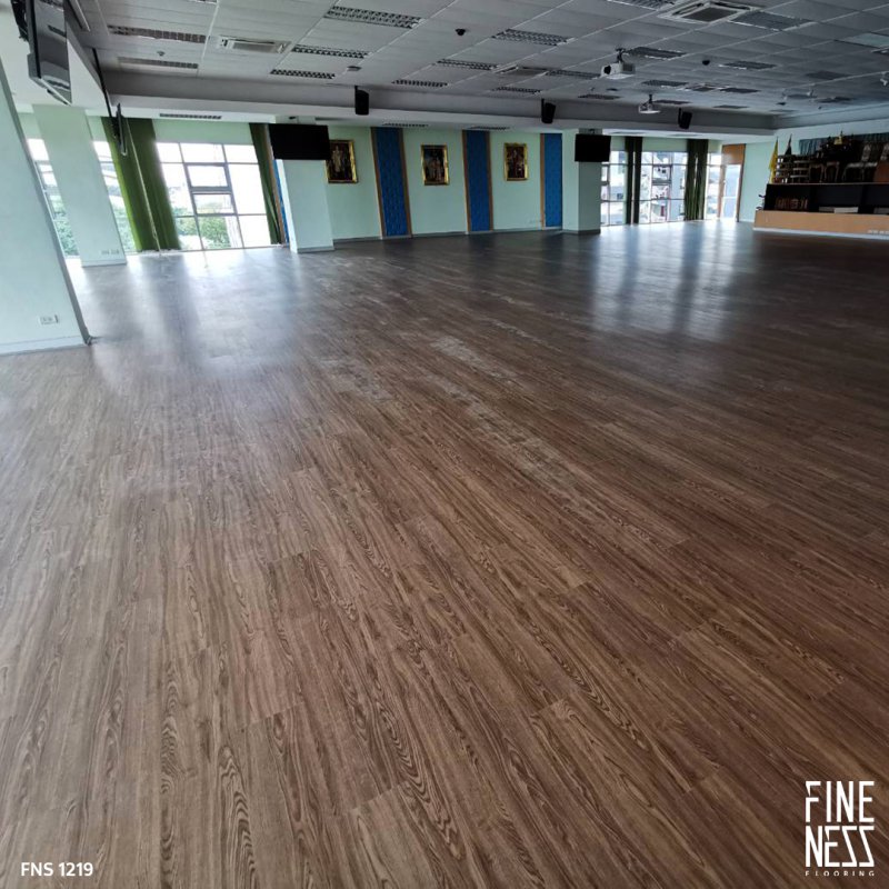 FINENESS FLOORING FNS 1219 พื้น SPC คลิ๊กล็อค ลายไม้แอช สีน้ำตาลอ่อน หนา 5.5 มม.