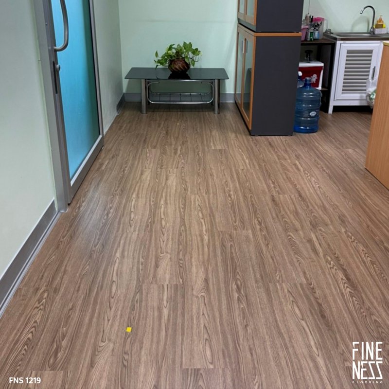 FINENESS FLOORING FNS 1219 พื้น SPC คลิ๊กล็อค ลายไม้แอช สีน้ำตาลอ่อน หนา 5.5 มม.