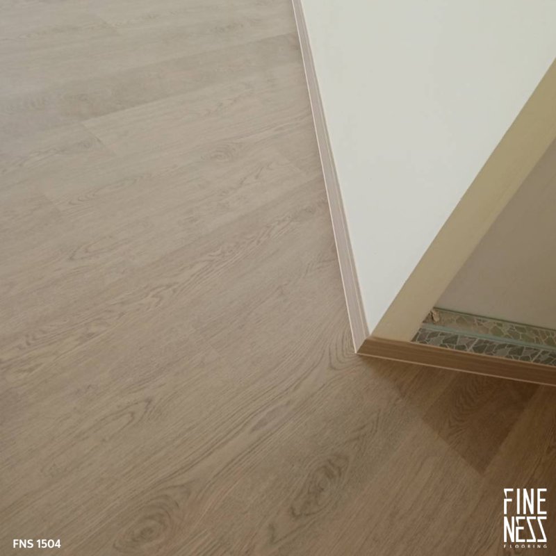 FINENESS FLOORING FNS 1504 พื้น SPC คลิ๊กล็อค ลายไม้สีธรรมชาติ หนา 5.5 มม.