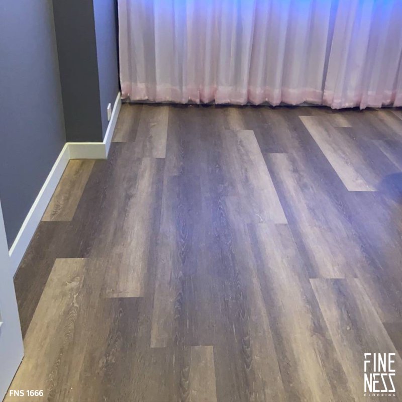 FINENESS FLOORING FNS 1666 พื้น SPC คลิ๊กล็อค ลายไม้ดาร์กโอ๊ค สีน้ำตาล หนา 5.5 มม.