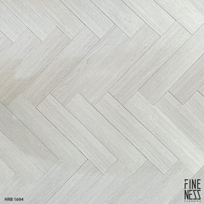 FINENESS FLOORING HRB 1656 พื้น SPC HERRINGBONE สีไม้โอ๊คเทา ลายก้างปลา คลิ๊กล็อค หนา 5 มม.